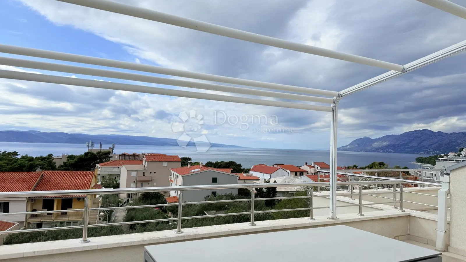 penthouse u baškoj vodi – dvoetažni, kompletno namješten - slika 12