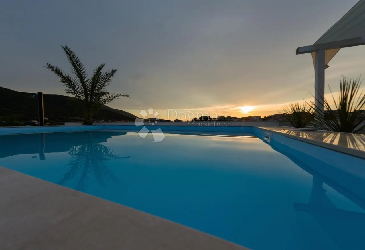 grebaštica - prekrasan mini hotel prvi red do mora - slika 2