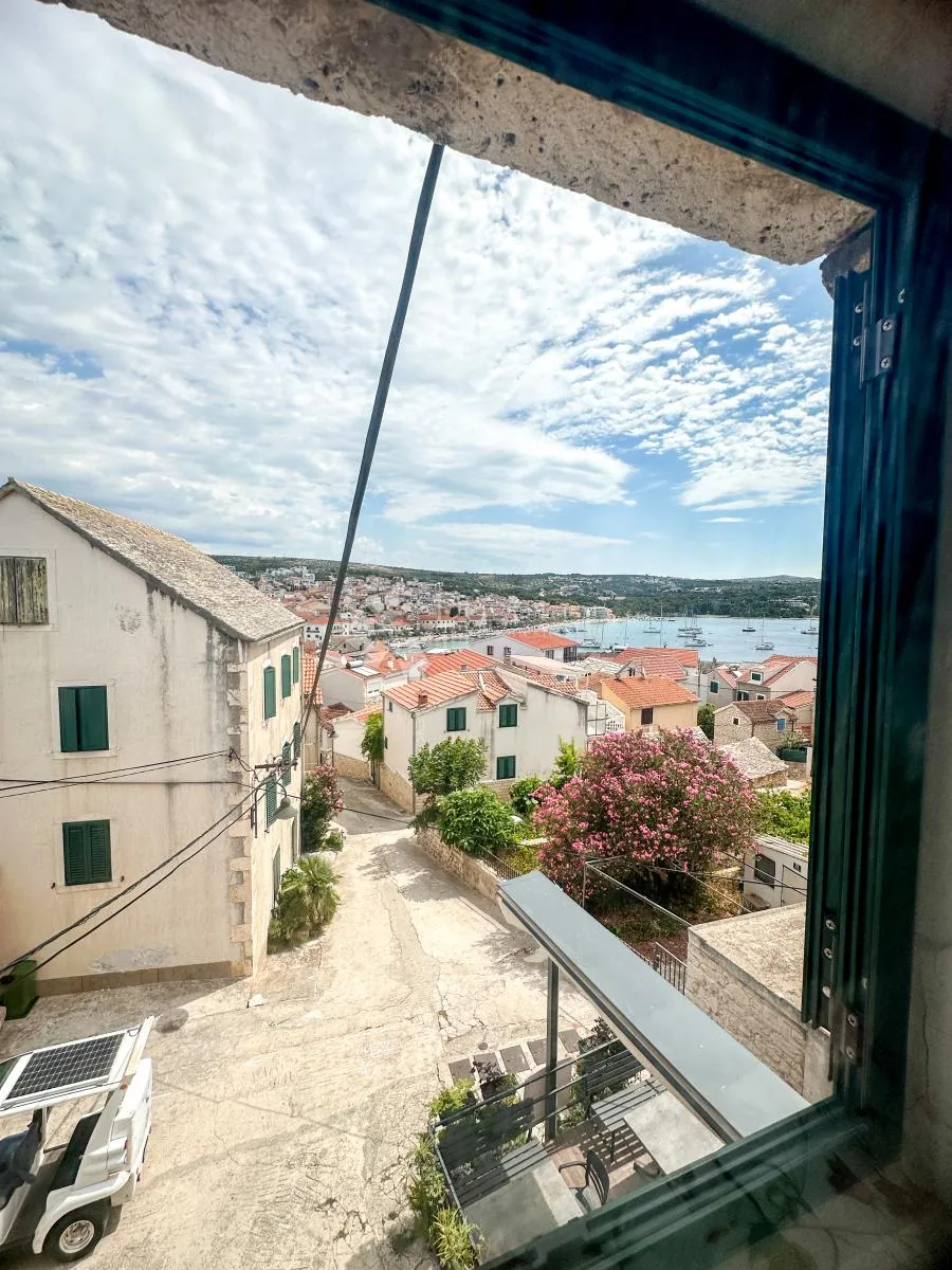renovirana kamena kuća u srcu primoštena, 150 m2 - slika 3