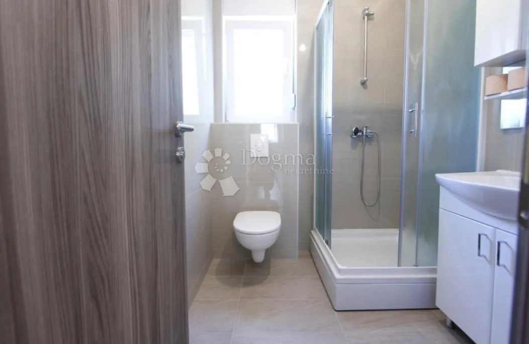 vodice - dvoetažni stan na 1. katu 130 m2 - slika 13