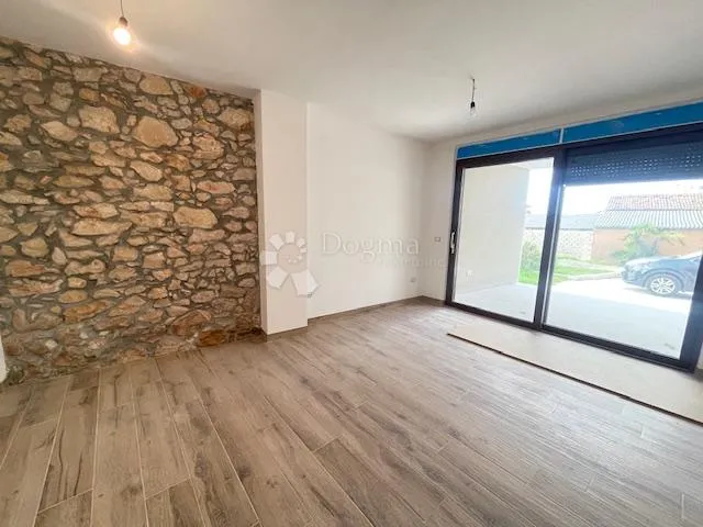 krasna kuća u nizu - slika 5