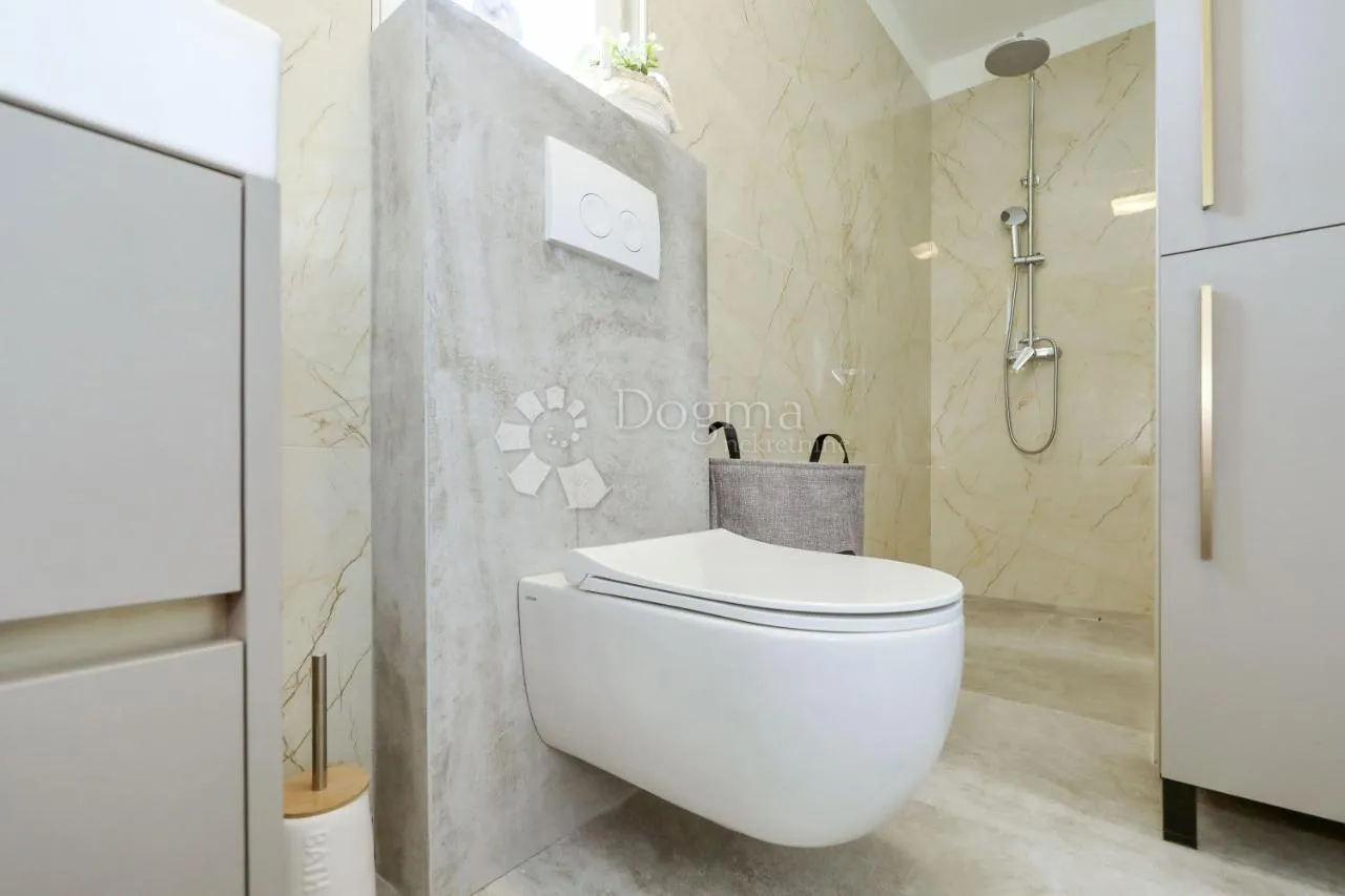 moderna vila s bazenom, prvi red uz more! - slika 36