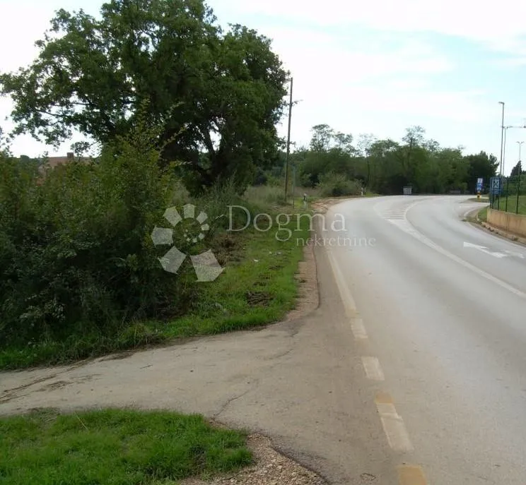 prilika!! poslovno-komercijalno zemljište od 3750 m² - slika 2
