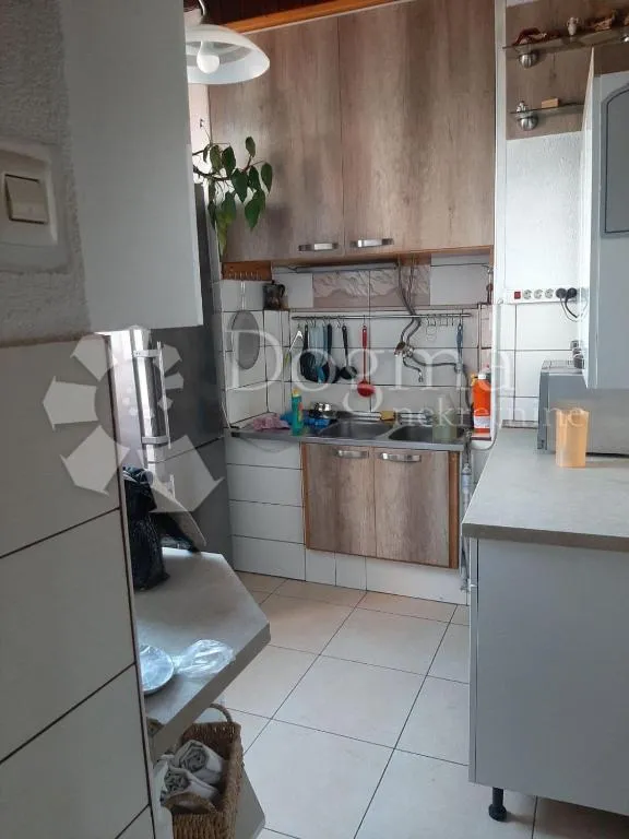 interesantan trosoban stan na atraktivnoj lokaciji - slika 6