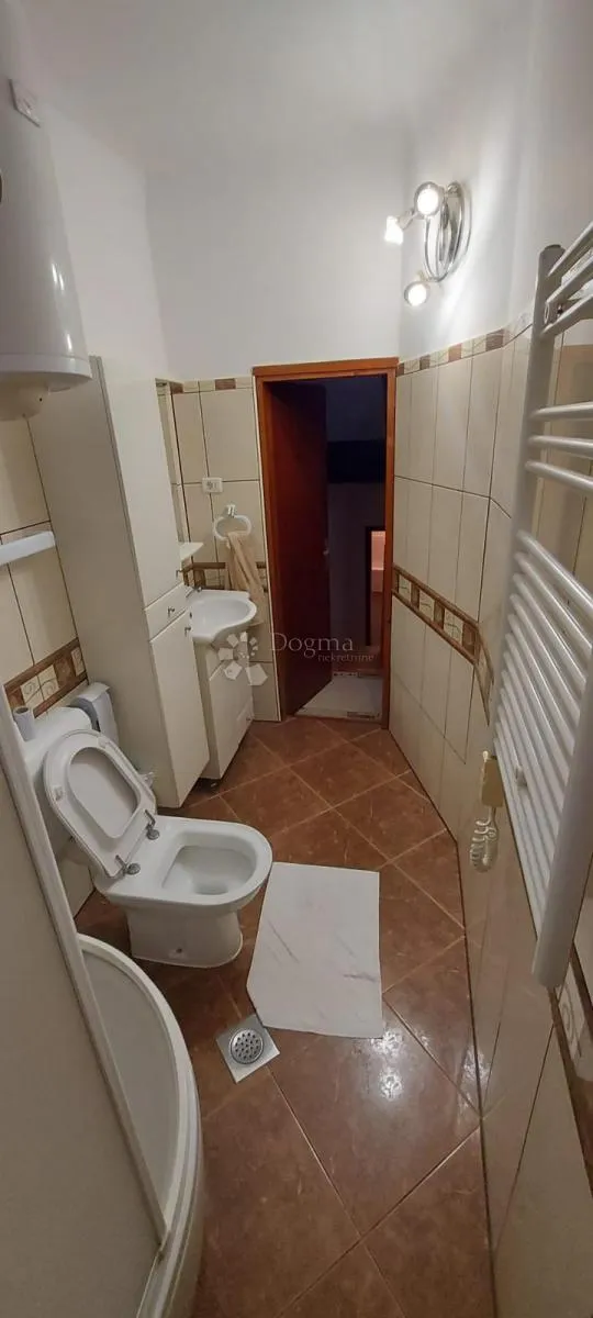 kuća na rivi s poslovnim prostorom - slika 14