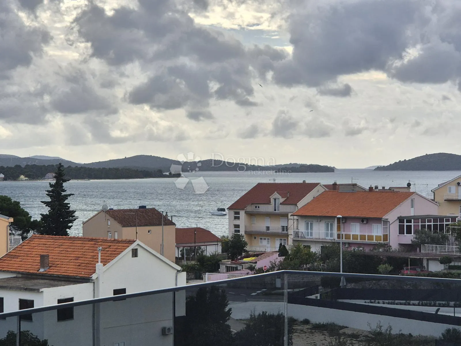 brodarica - novogradnja - moderan trosoban stan sa pogledom na more s3 - slika 1