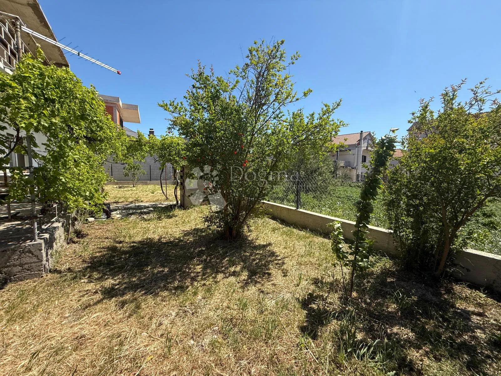 kaštela - dvosoban stan za adaptaciju s velikim vrtom - slika 4