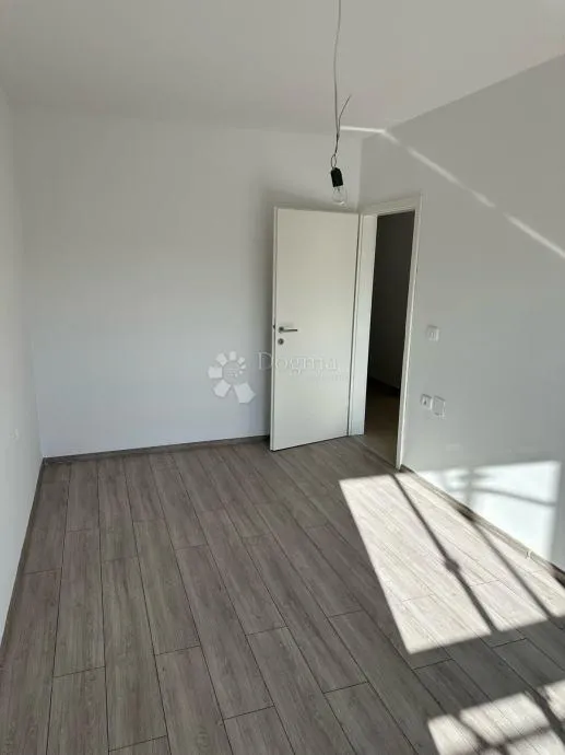 moderni 2-sobni stan u novogradnji, 800 m od mora - slika 15