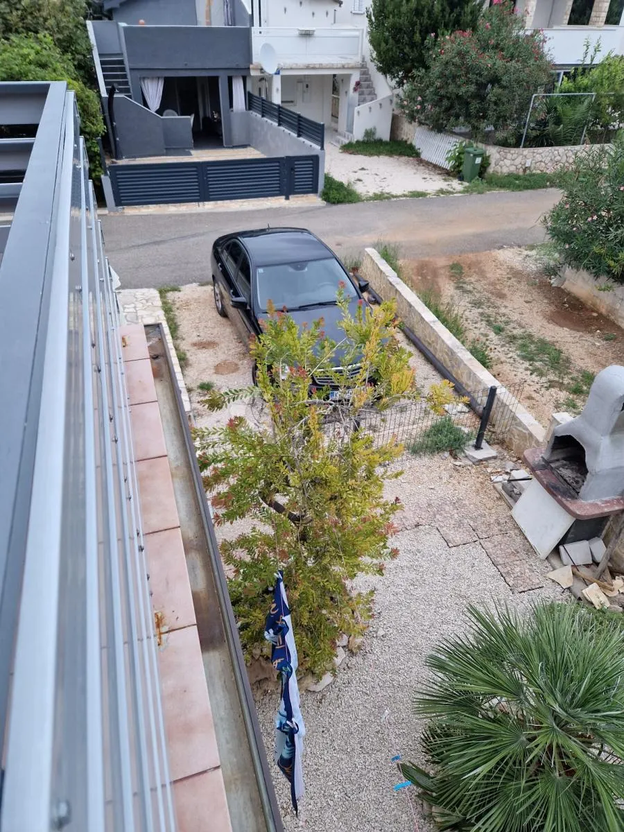 odličan apartman na otoku viru – svega 400 m od mora - slika 25