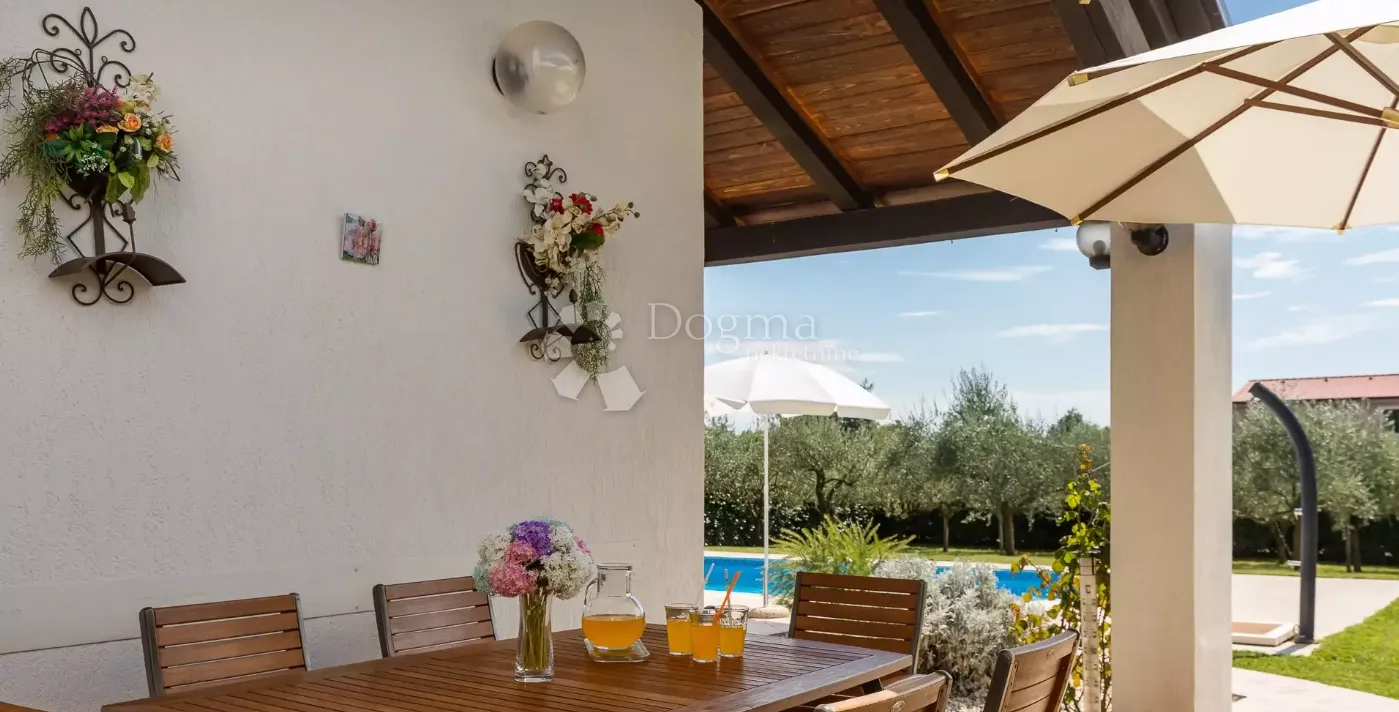 hitno! spuštena cijena! kuća mediteranskog stila sa bazenom i prostranom okućnicom - slika 3