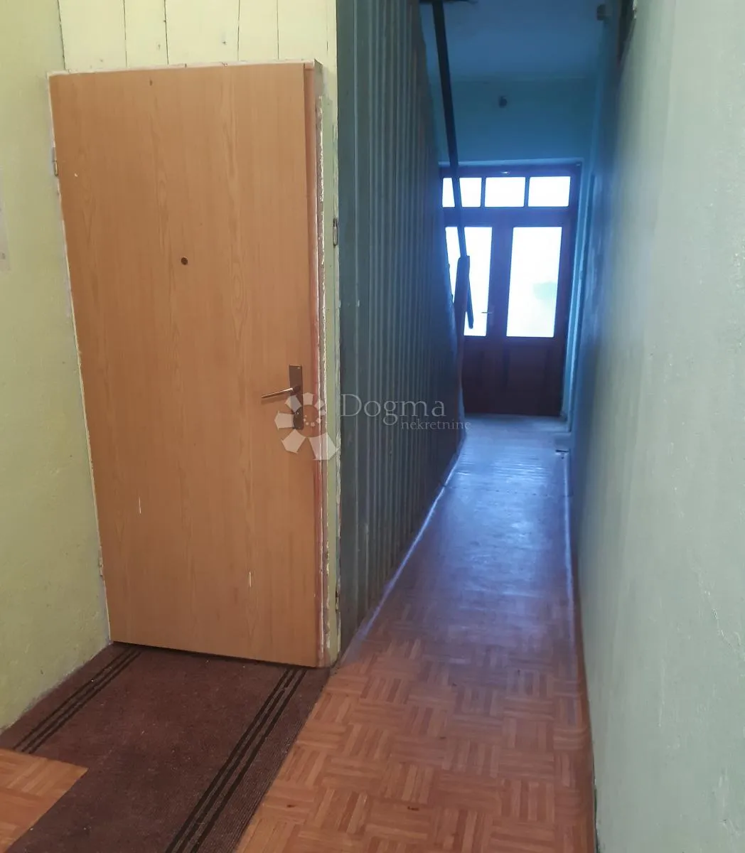 kuća za adaptaciju u drežnici sa 8 stanova - slika 13