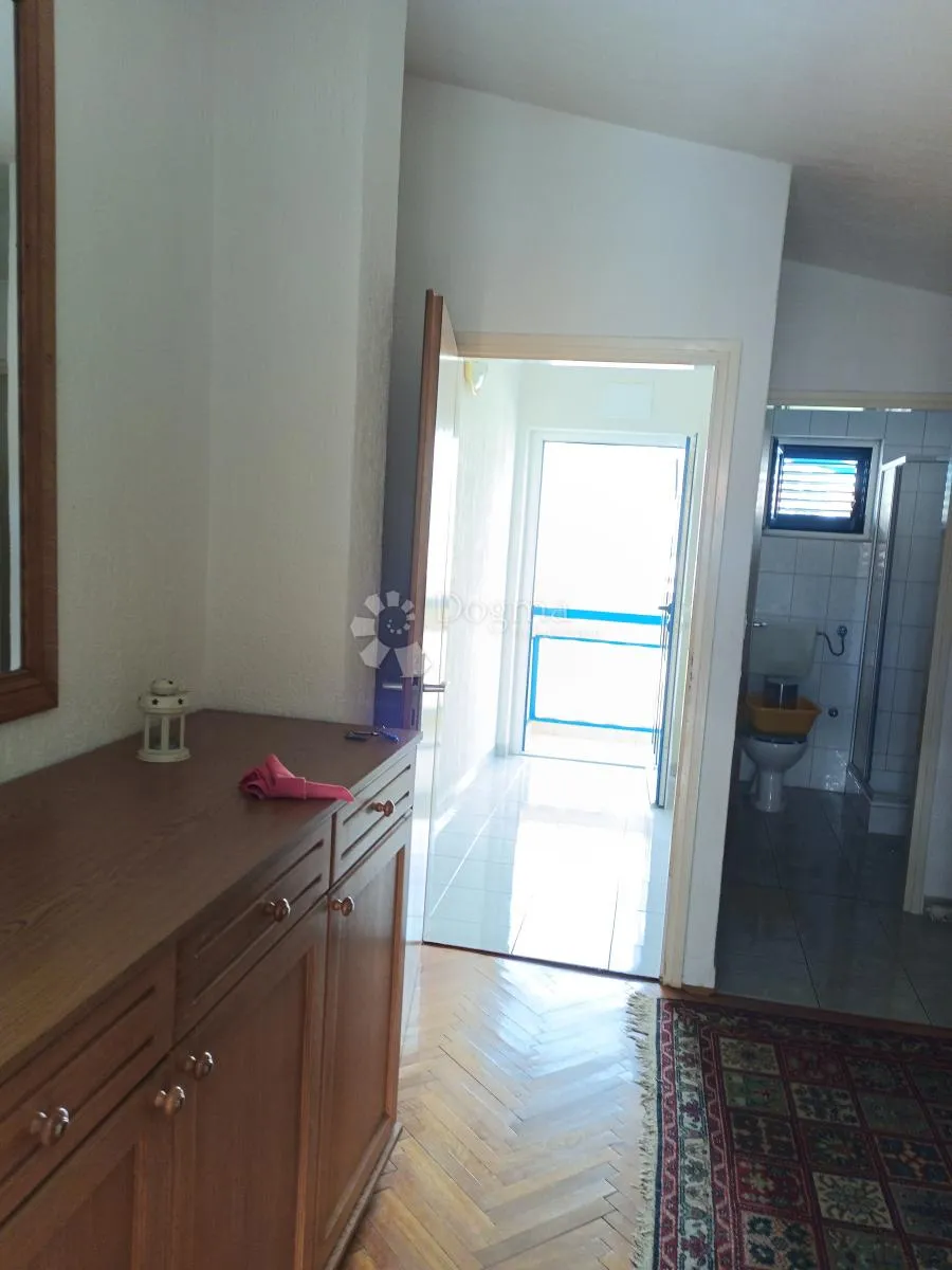 vodice prekrasna kuća sa 9 apartmana 100 metara od mora - slika 21