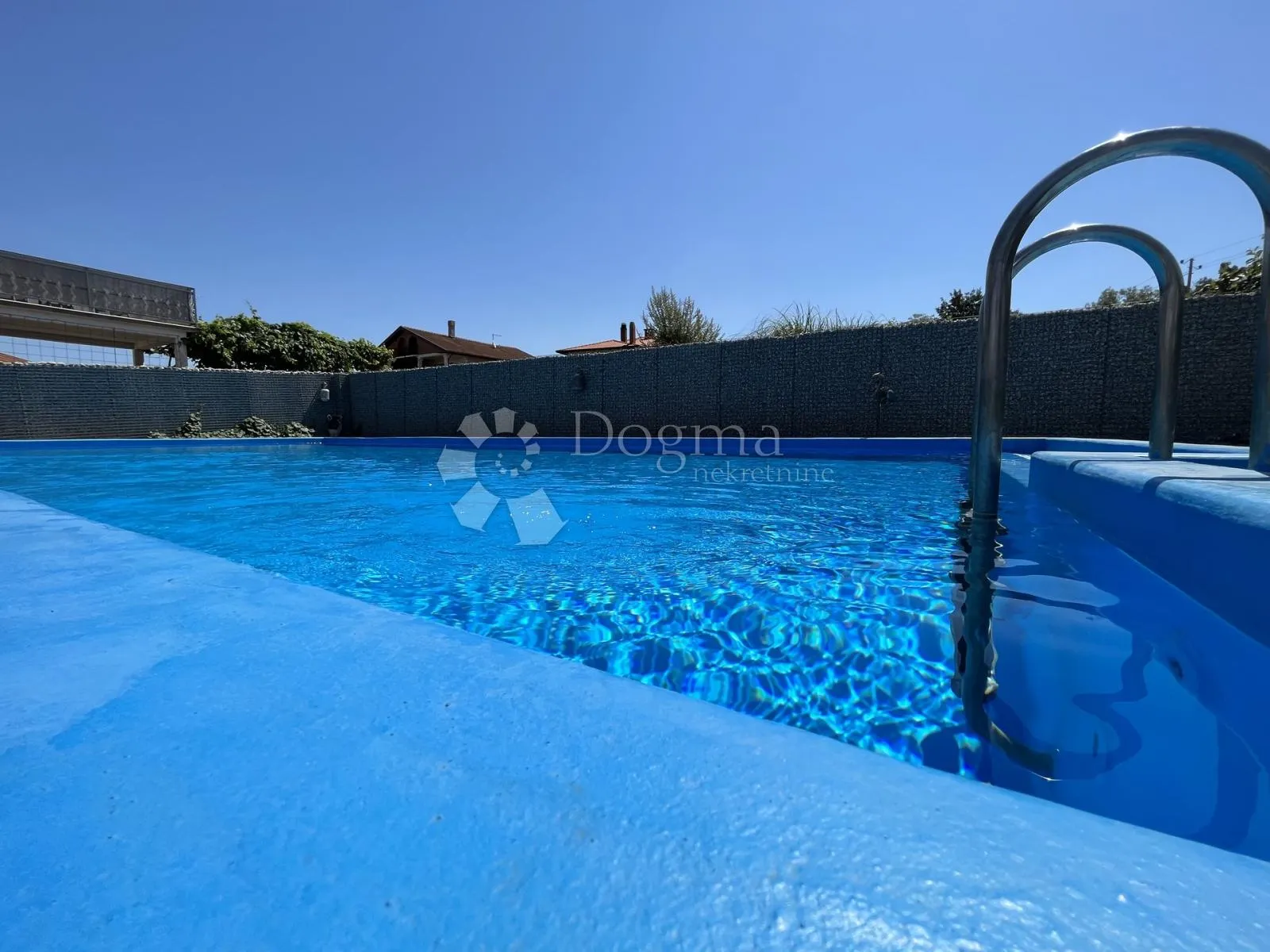 prekrasna villa s bazenom - slika 3
