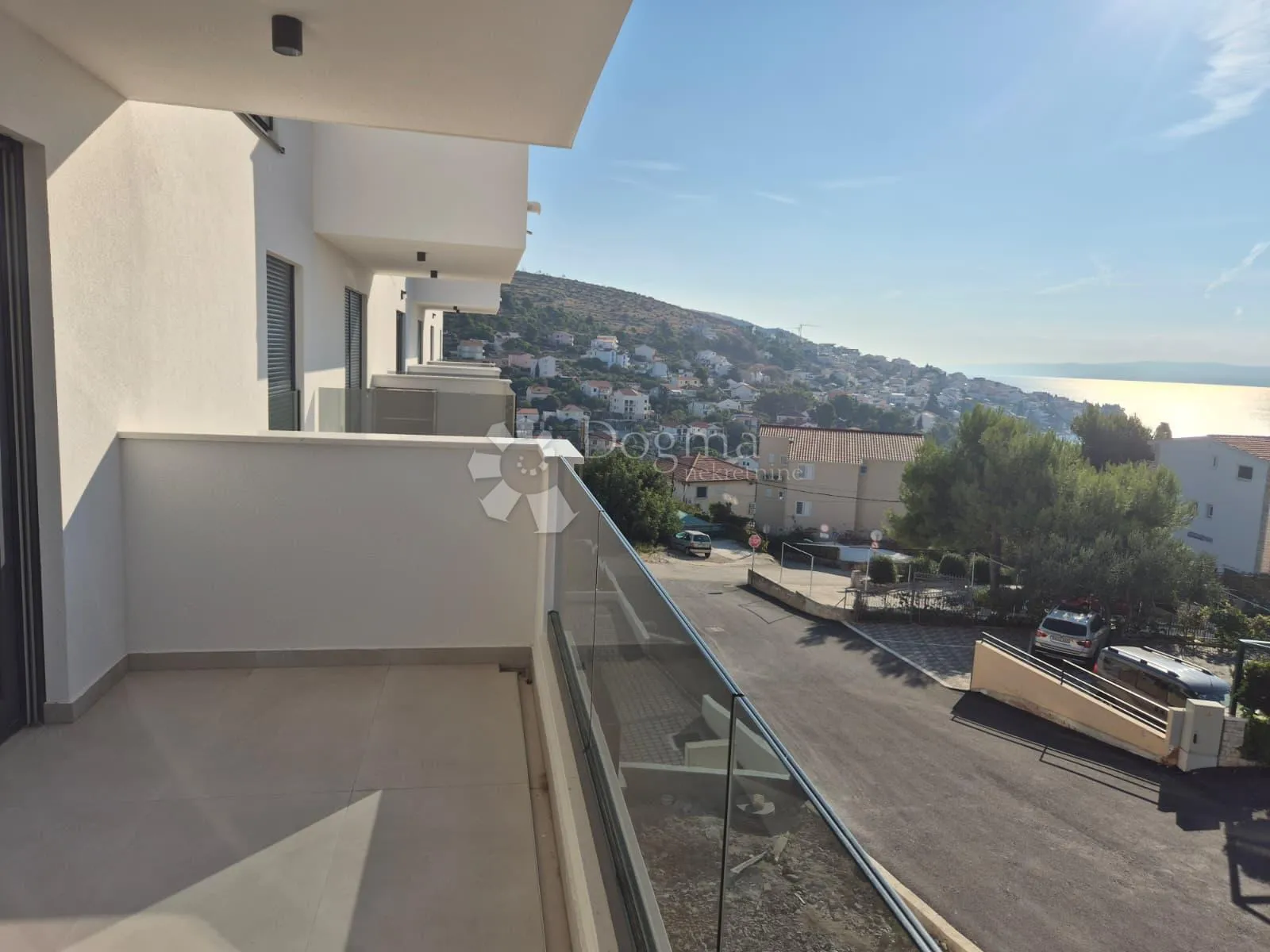 novogradnja – moderan stan (s6) na 2. katu s balkonom i pogledom na more, manje od 150 m od plaže – okrug gornji - slika 1