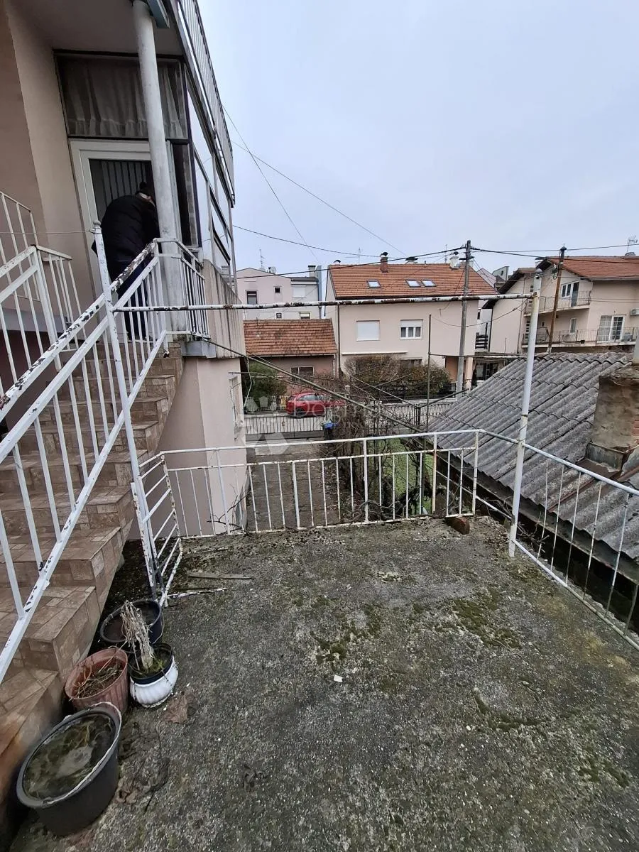 obiteljski dom s dvorištem i garažom – kustošija - slika 9