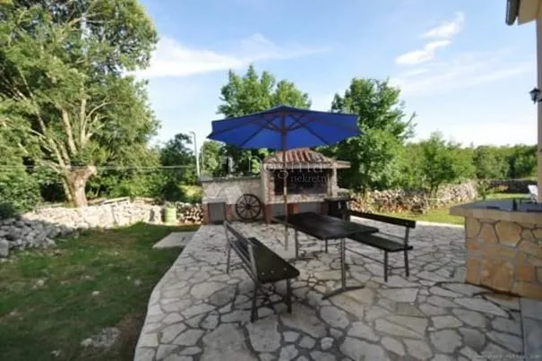 kuća sa velikom okućnicom - slika 8