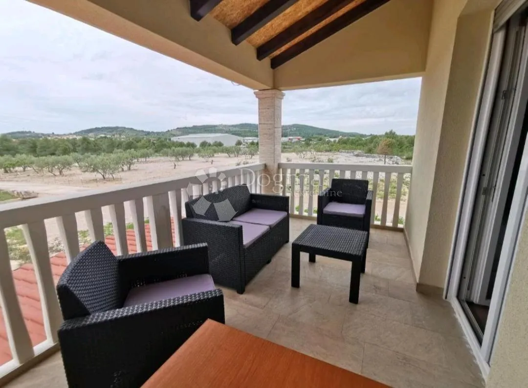 kuća s 3 apartmana u mirnom dijelu vodica! - slika 4