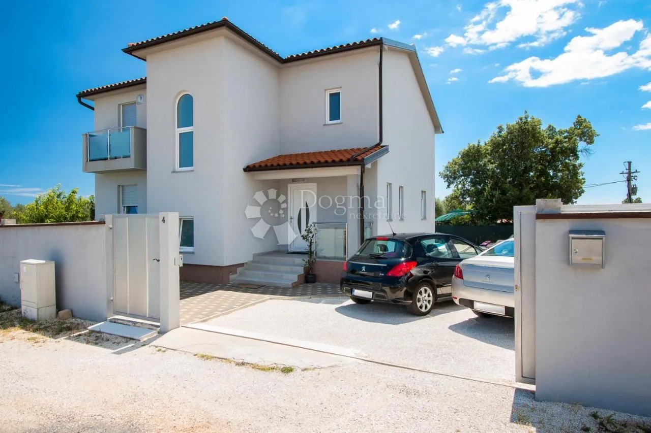 vila sa bazenom na mirnoj lokaciji - slika 10