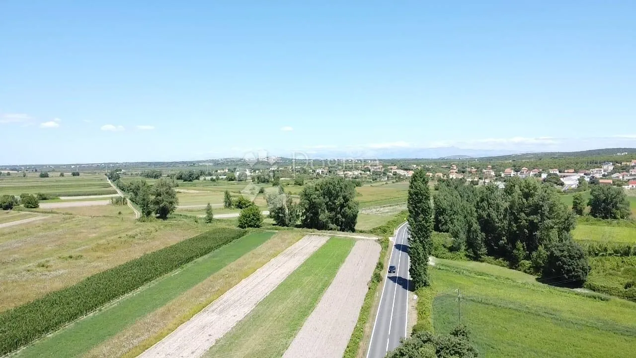 Poljoprivredno zemljište uz cestu - Biograd na moru