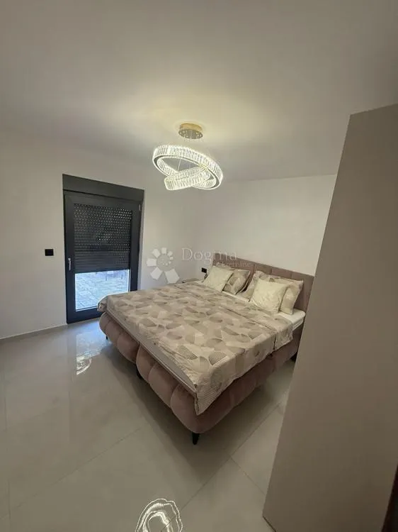 luksuzni apartman prizemlje otok vir - slika 19