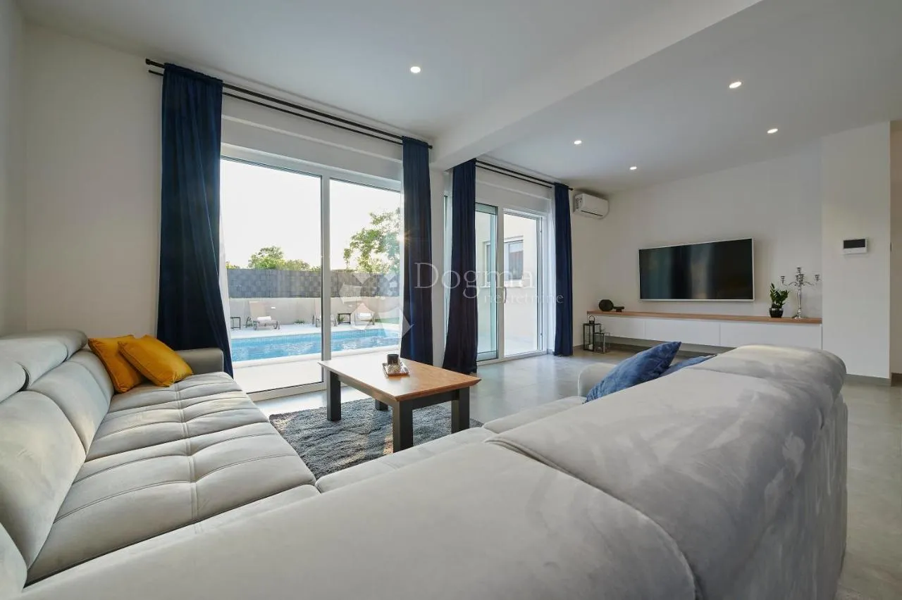 kaštel novi- luksuzna villa s bazenom - slika 3
