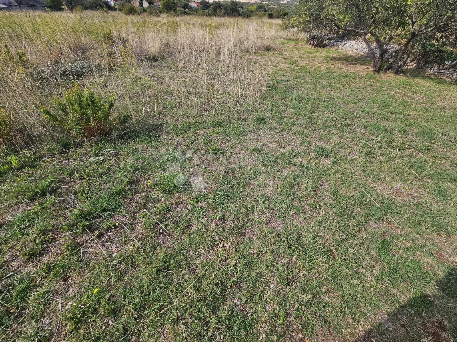 indutrijsko zemljište i priključkom vode s pogledom na more u planom! trogir - slika 2