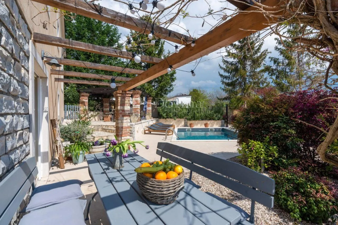 romantična kamena villa s bazenom - slika 4