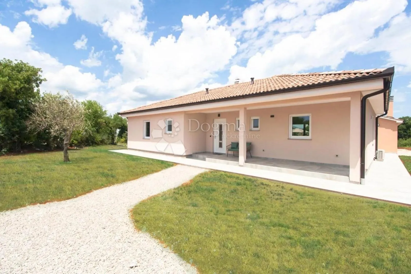villa sa bazenom, konobom i 3800m2 okućnice - slika 33