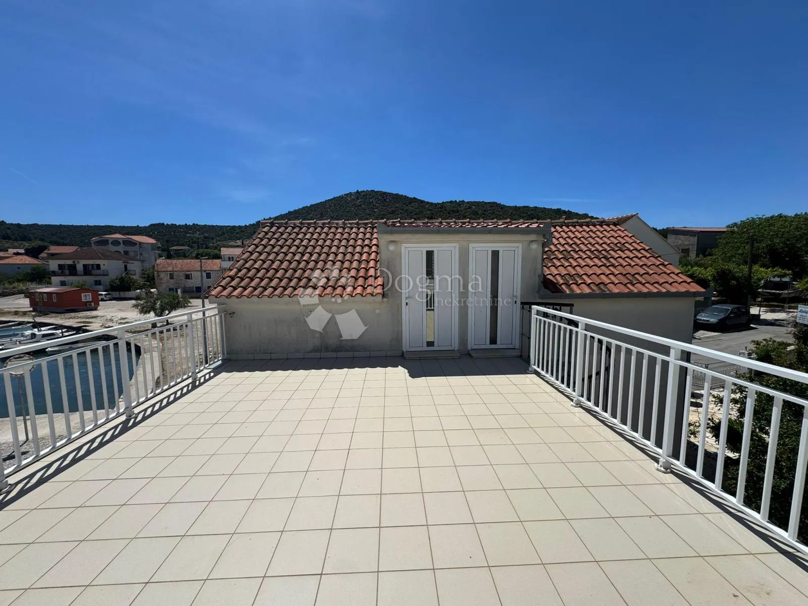 kuća s 3 apartmana i poslovnim prostorom vinišće - slika 3