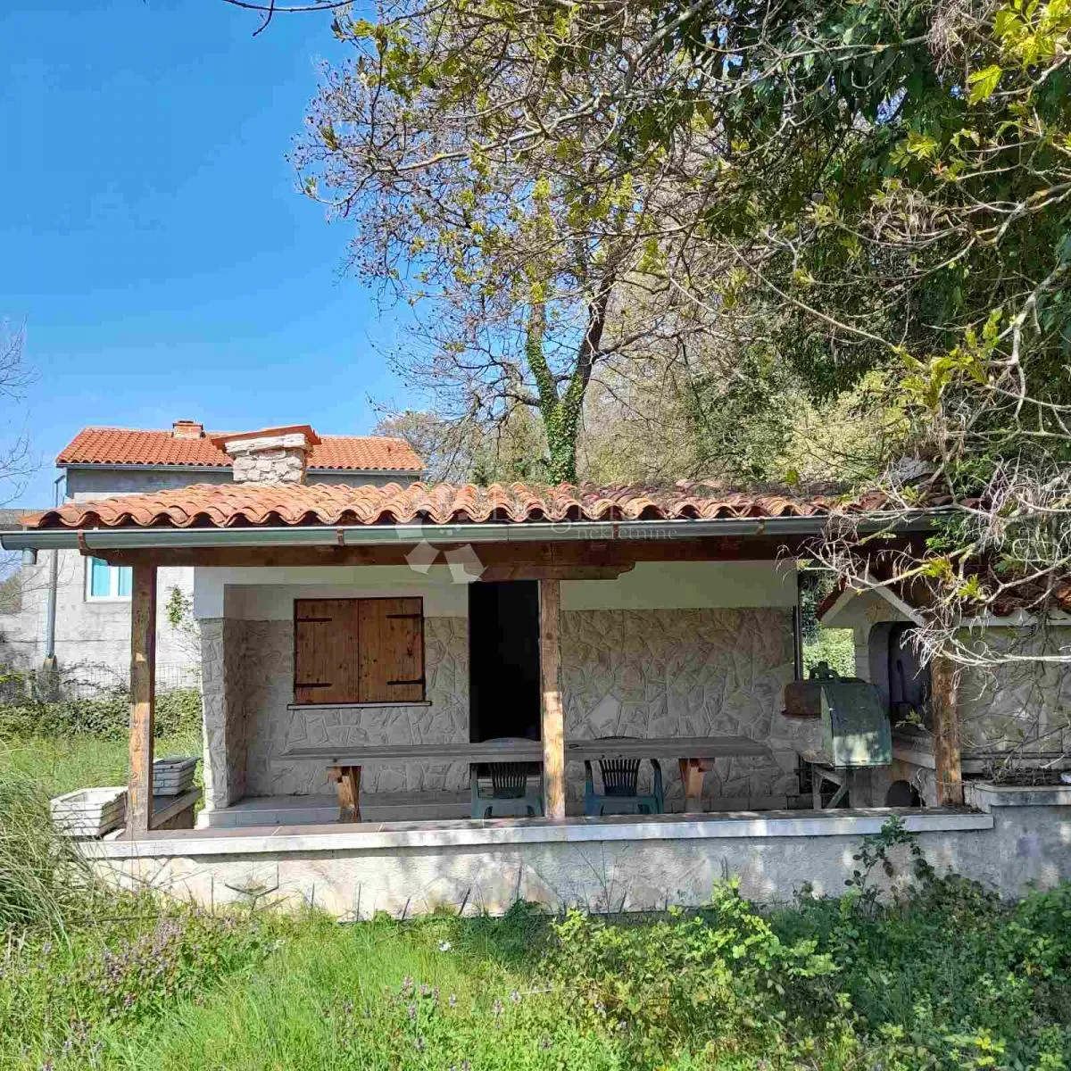 labin, kuća sa odvojenim studio apartmanom i garažom nedaleko labina - slika 18