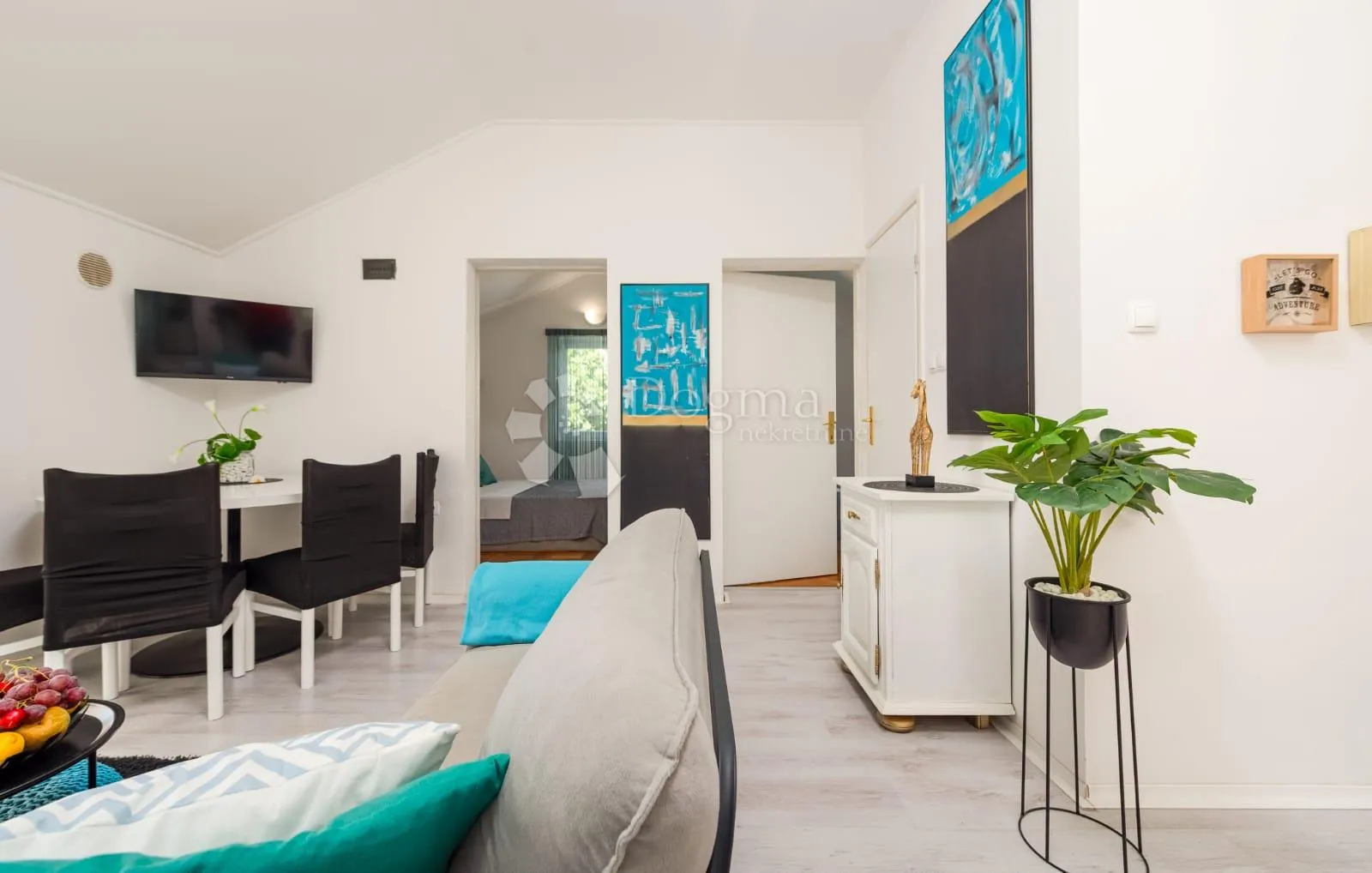 tri apartmana s bazenom - slika 49