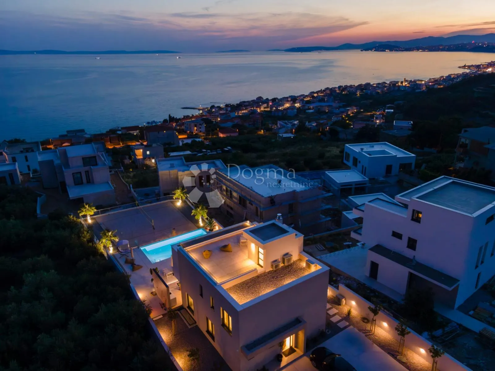 villa sa bazenom i teniskim terenom, podstrana - slika 19