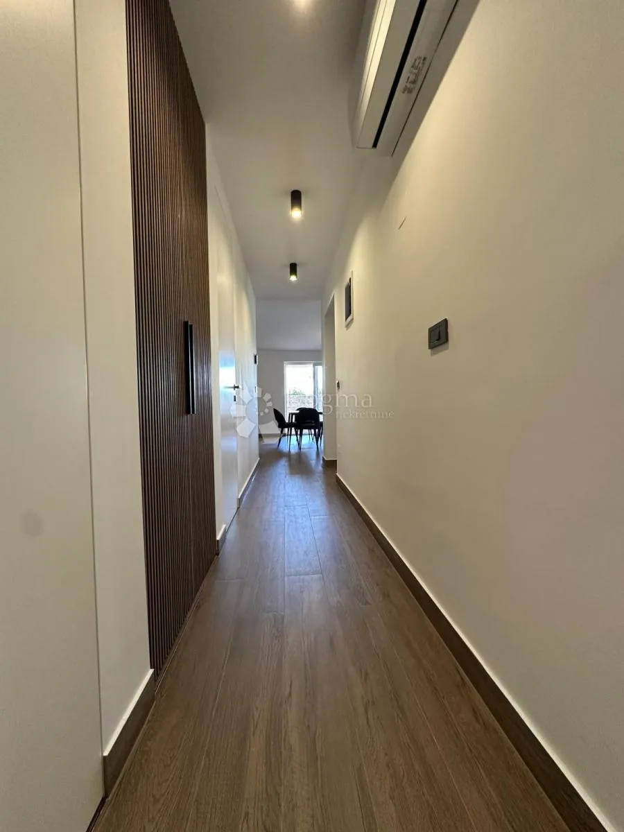moderan dvosobni stan 15 m od mora - umag - slika 12