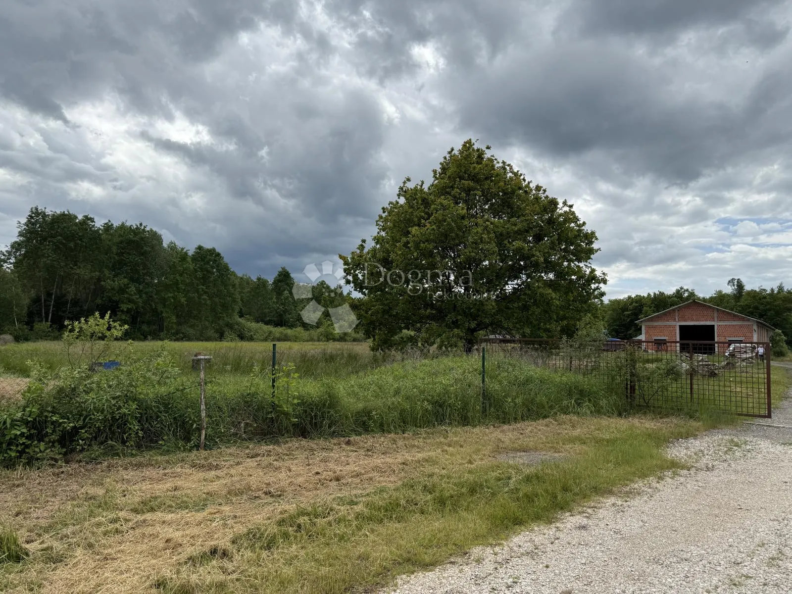 velika gospodarska zgrada 600 m² na 12.000 m² ograđenog zemljišta - slika 9