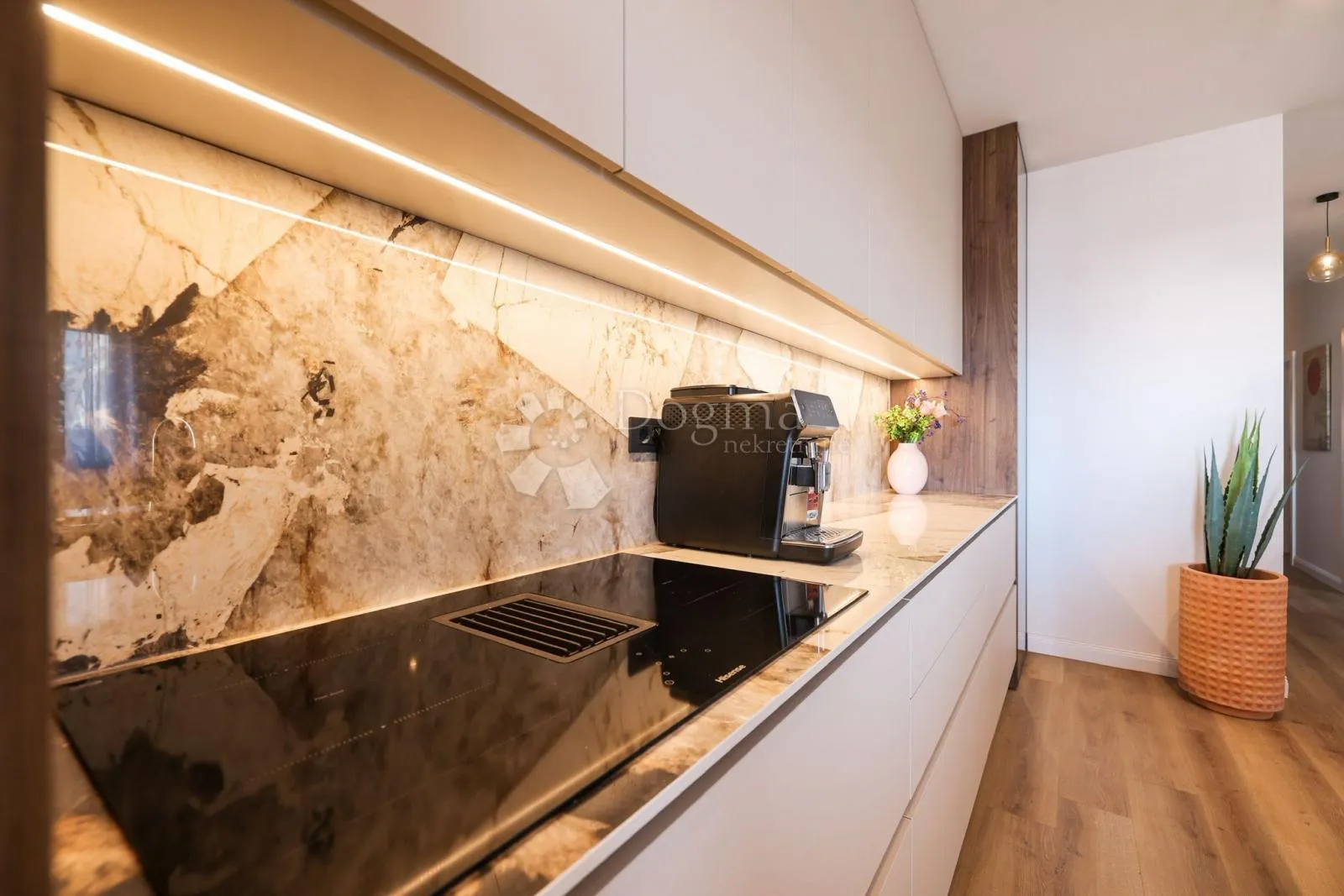 dizajnerski penthouse s krovnom terasom, liftom i garažom - slika 10