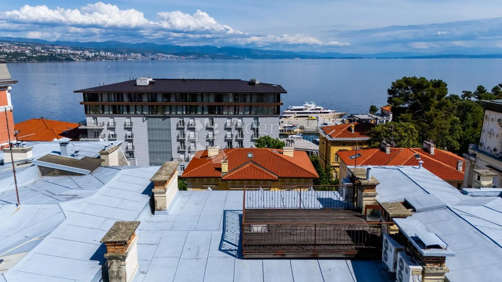 penthouse u vili u centru opatije - slika 16