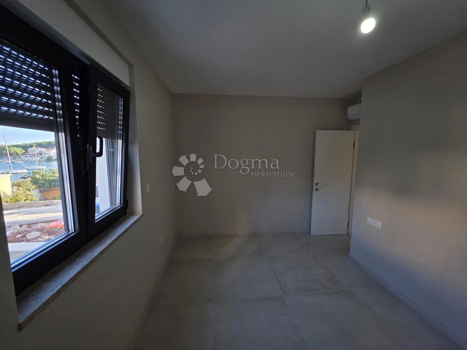 rogoznica- prizemlje u novogradnji 70m od mora - slika 13