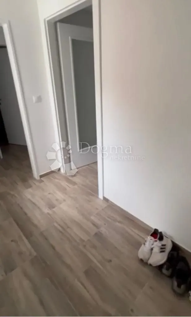 tisno kuća u prvom redu do mora odlična prilika - slika 34