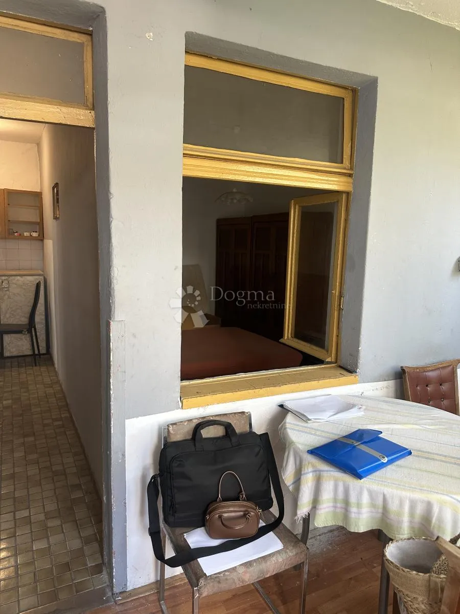 šibenik, stan u centru s poslovnim prostorom, za adaptaciju - slika 7