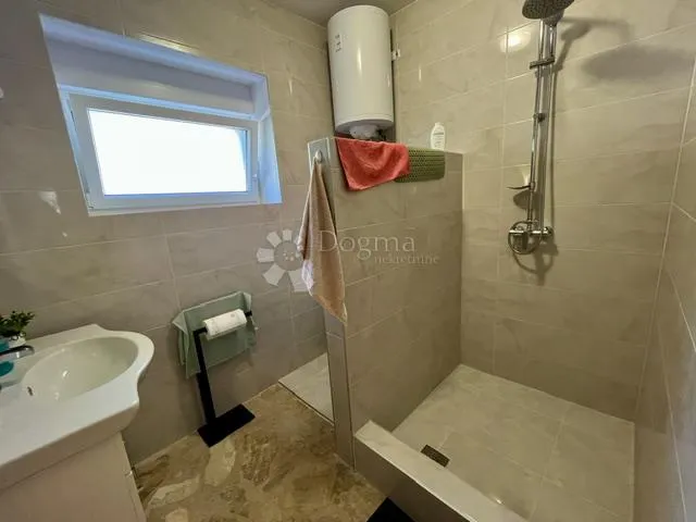 bribir,samostojeća kuća sa dva stana - slika 26