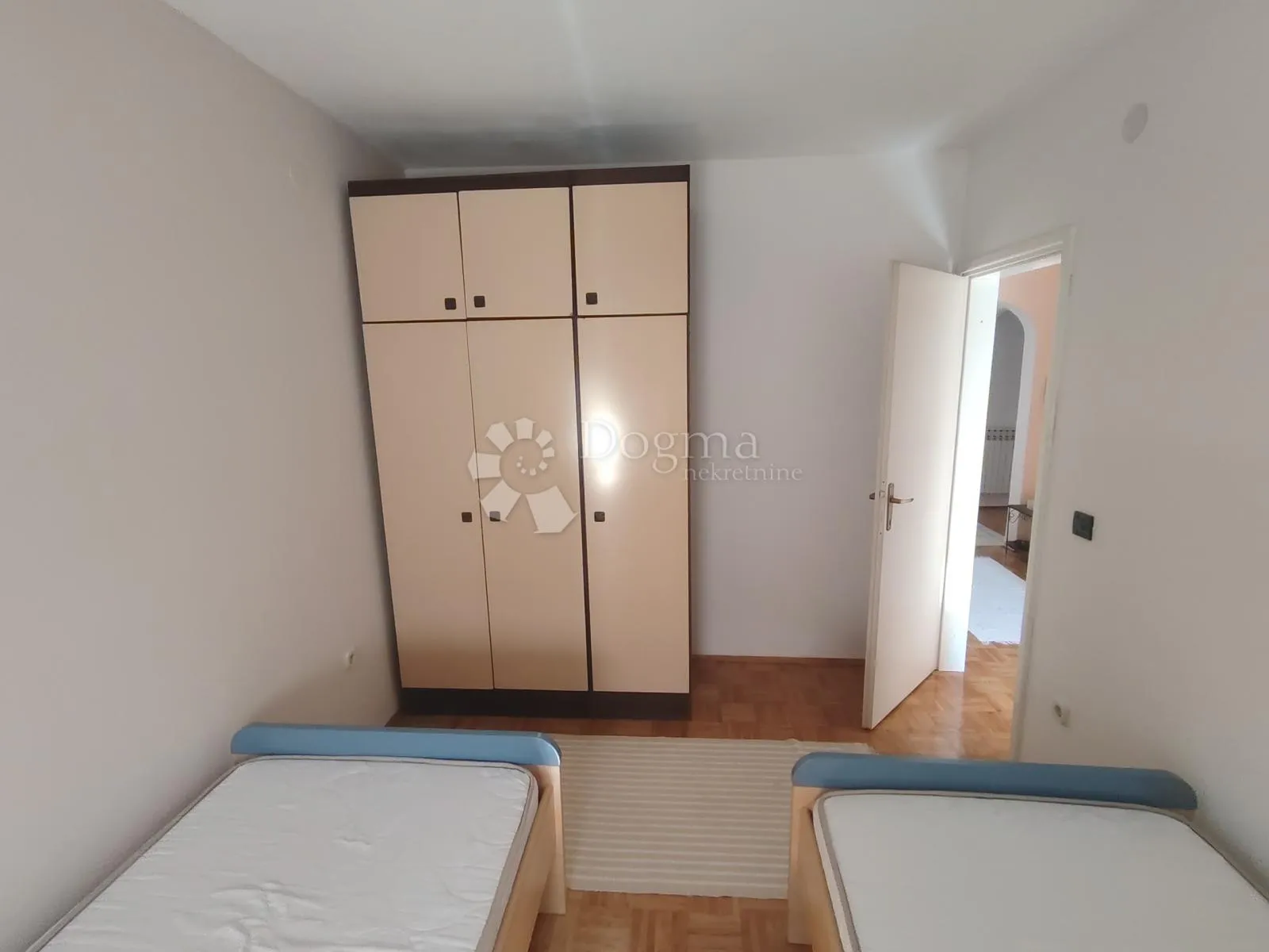 dvosoban stan s vrtom - slika 6