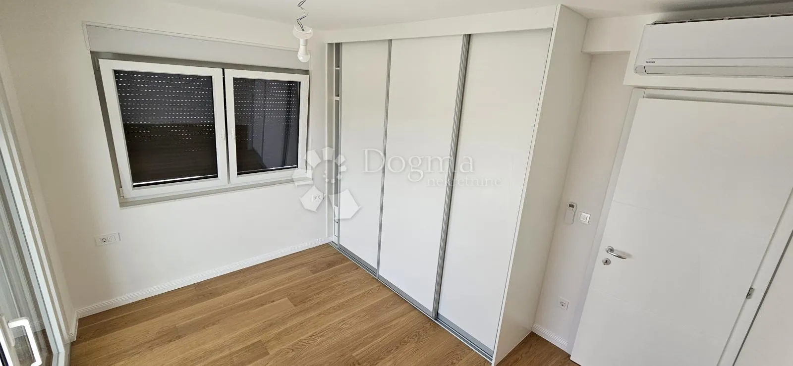 useljivi apartman sa pogledom na more - slika 4