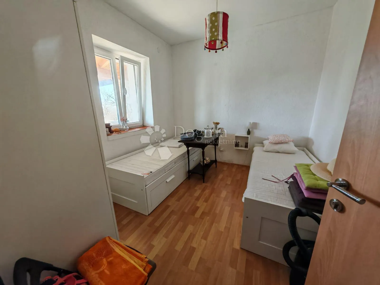 stan u kamenoj kući s prostranom terasom i dvorištem - slika 8