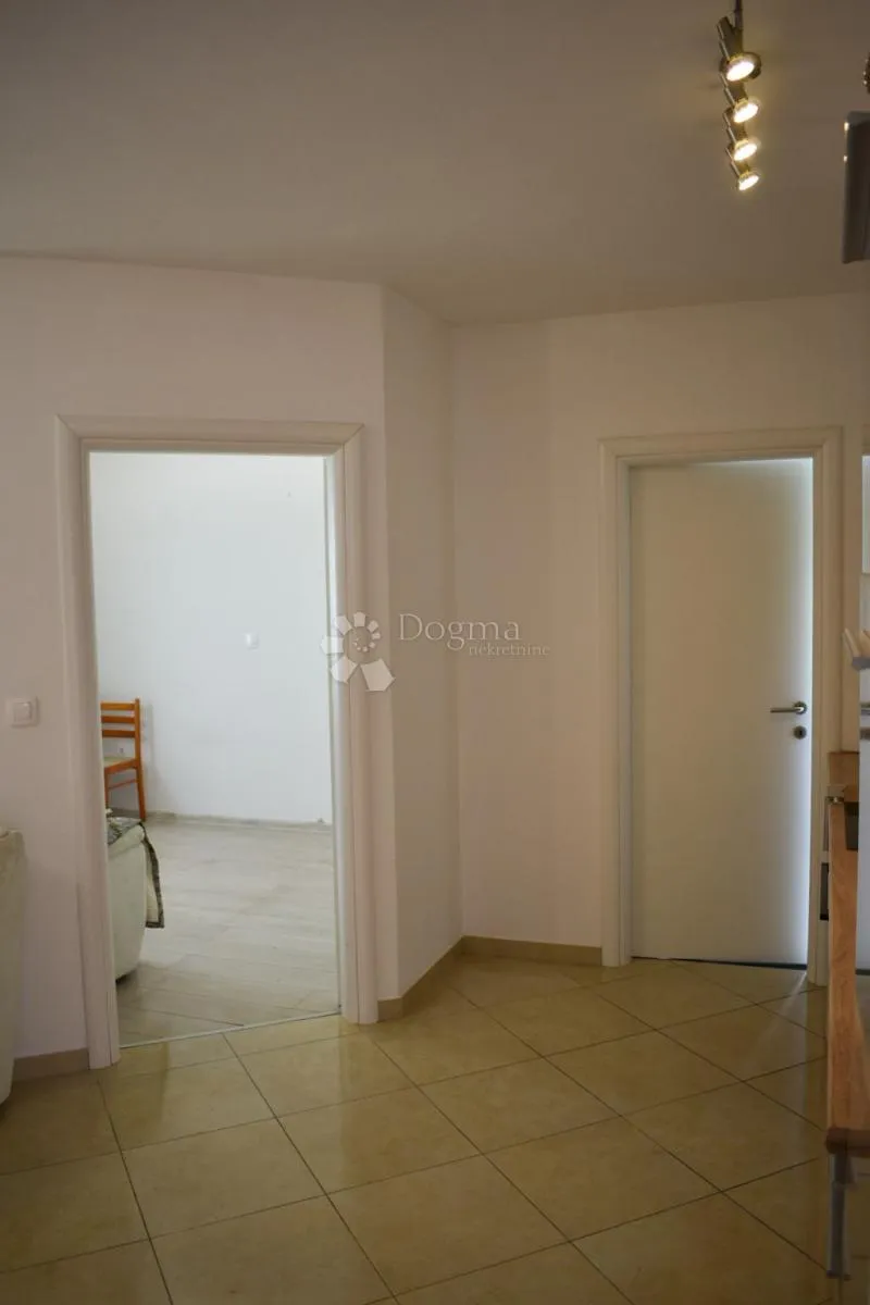 2 stana s privatnim dvorištem i 3 parkirna mjesta! - slika 19