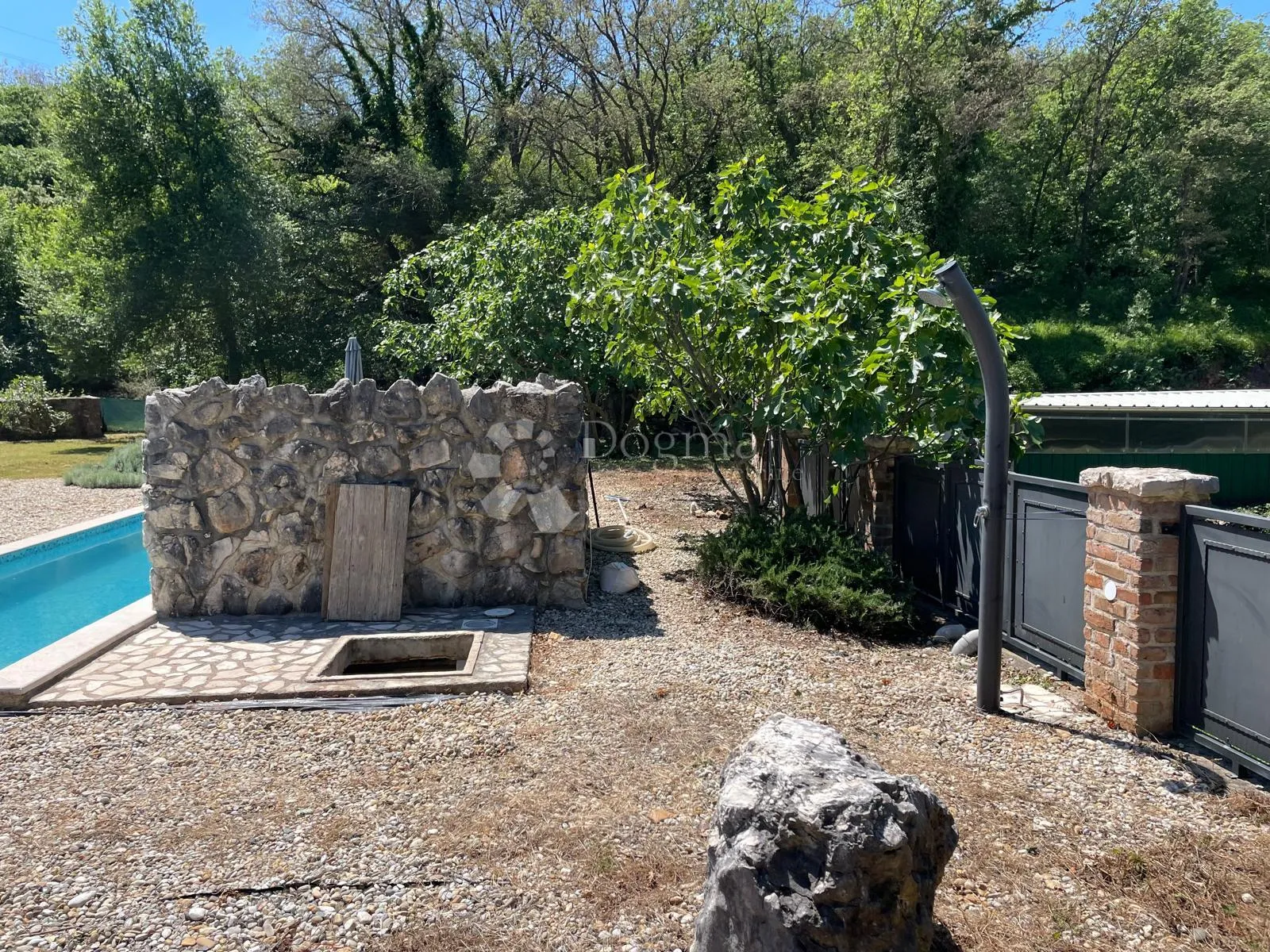 kuća sa bazenom, okružena zelenilom - slika 11