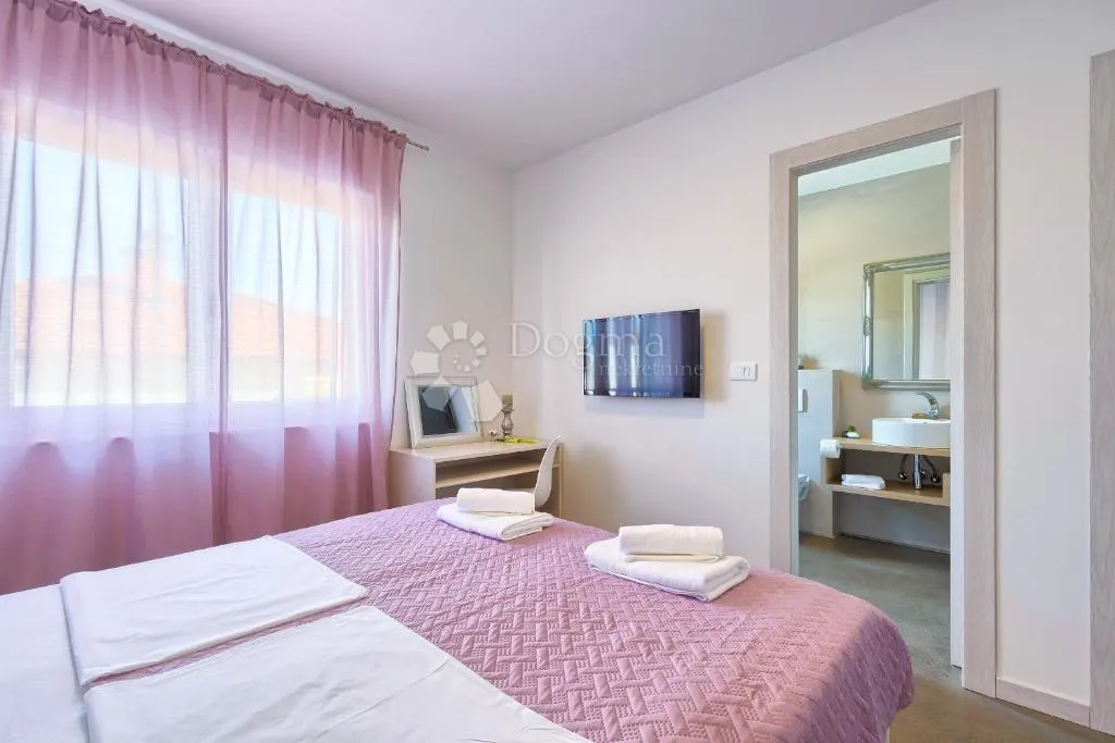 vila s 5 stanova na atraktivnoj lokaciji - slika 29