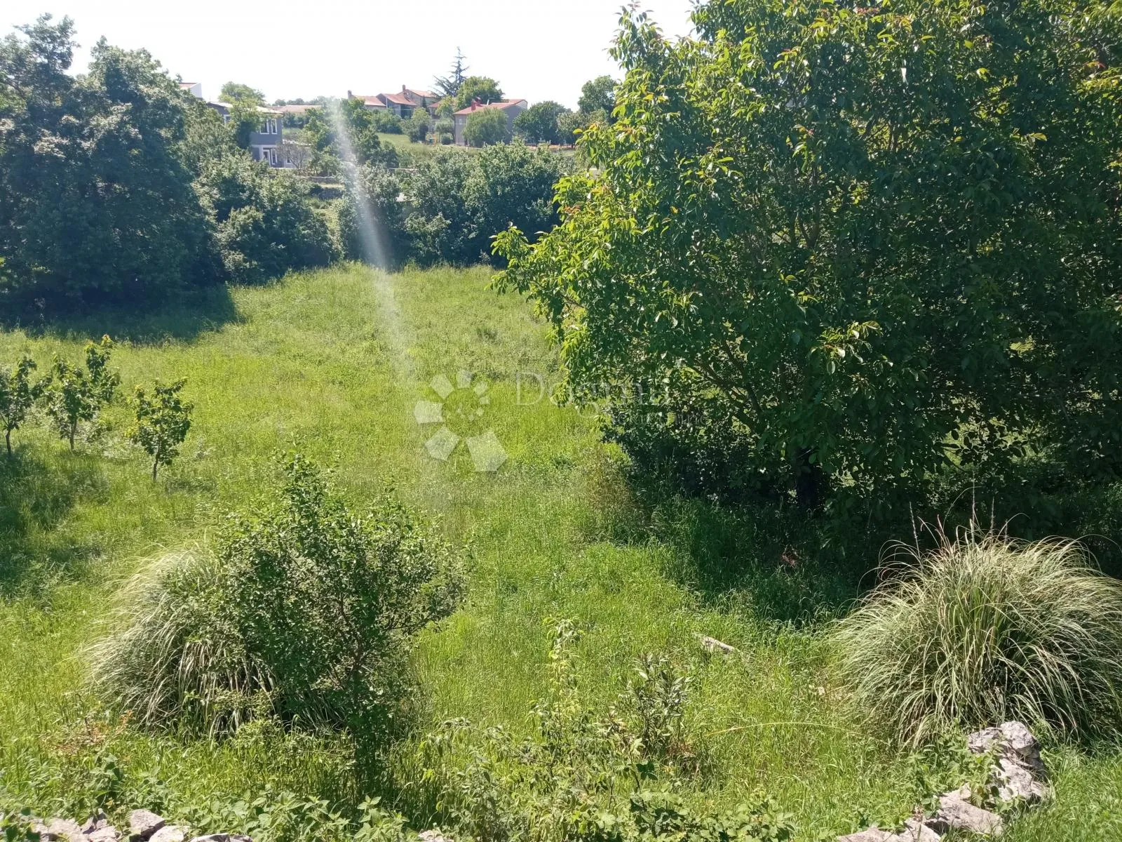 građevinsko zemljište u srcu sela - slika 2