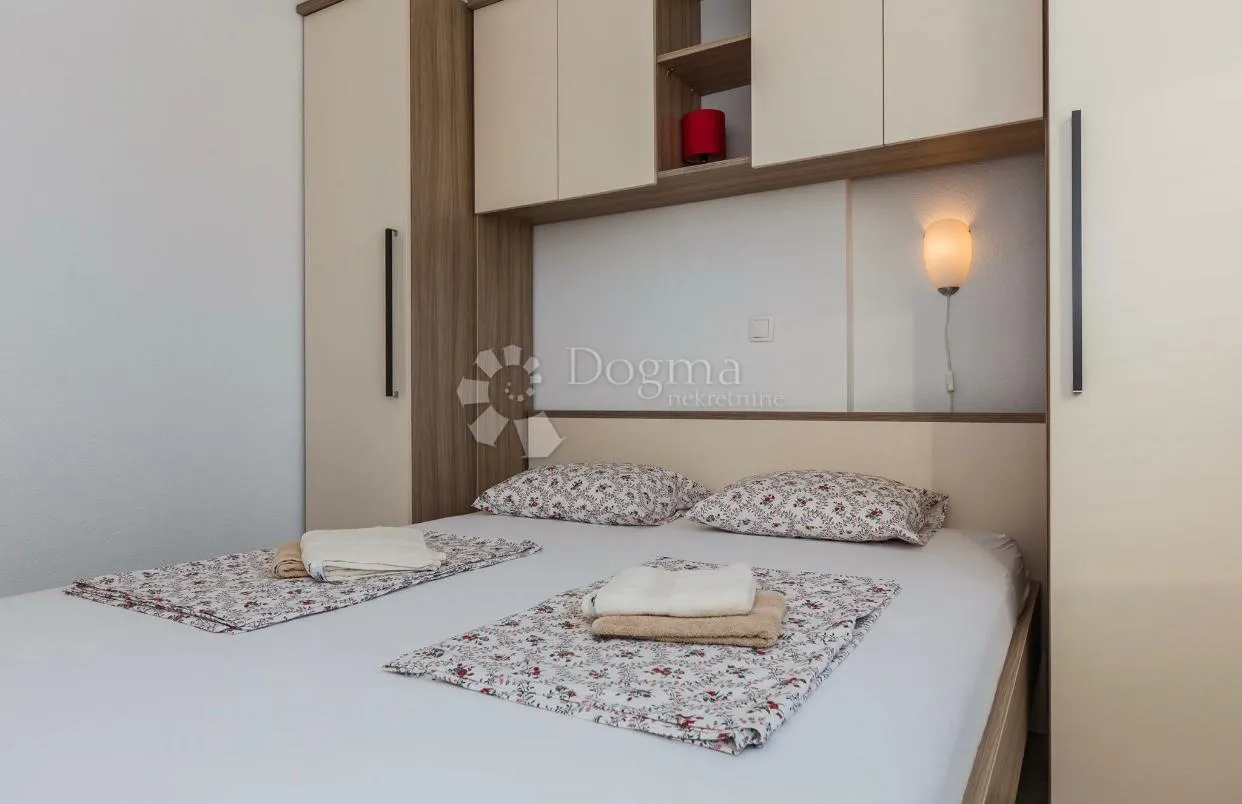dvosobni apartman sa pogledom na more, super lokacija - slika 20