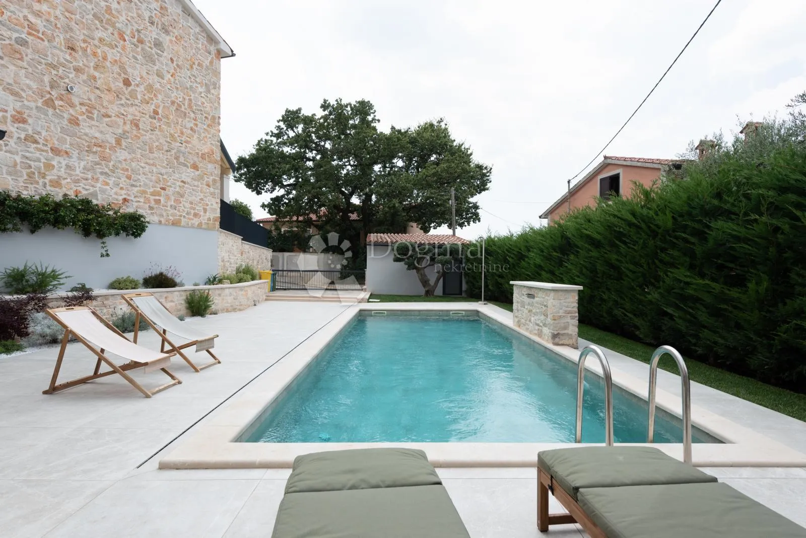kamena villa s bazenom na mirnoj loakciji - slika 23