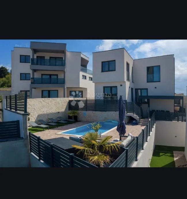 vodice – luksuzna novogradnja s bazenom i panoramskim pogledom na more - slika 3